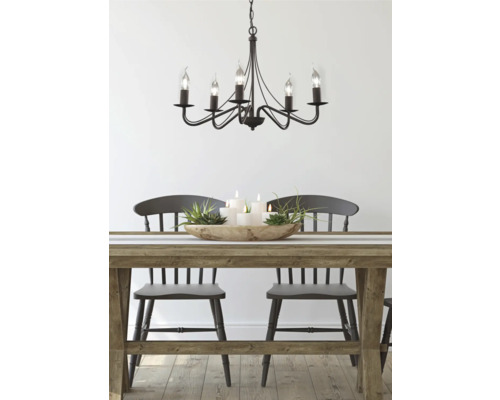 Jedáleň s dreveným stolom, stoličkami a závesnou lampou