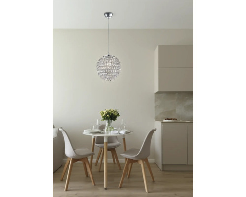 Jedáleň s okrúhlym stolom, stoličkami a krištáľovým guľovým závesným svietidlom