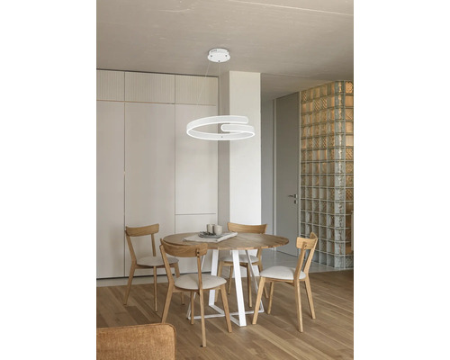 Jedáleň s jedálenským stolom, stoličkami a okrúhlym LED závesným svietidlom