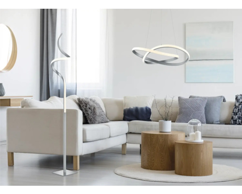 Obývacia izba s pohovkou, konferenčným stolíkom, stojacou lampou a závesným svietidlom