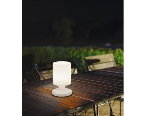 Stolná lampa na drevenom stole vonku