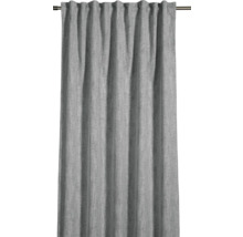 Sivý záves s riasiacou páskou zavesený na záclonovej tyči