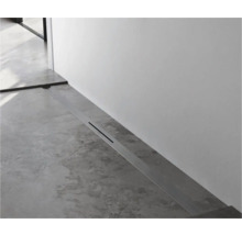 Sprchovací kút v úrovni podlahy s odtokovým žľabom z nehrdzavejúcej ocele