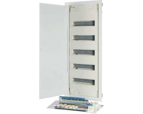 Logo spoločnosti Eaton na rozvodnej skrini s otvorenými dverami a príslušenstvom