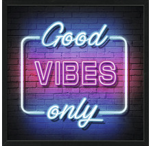 Dekoratívny nástenný obraz s nápisom Good Vibes Only na pozadí tehlovej steny