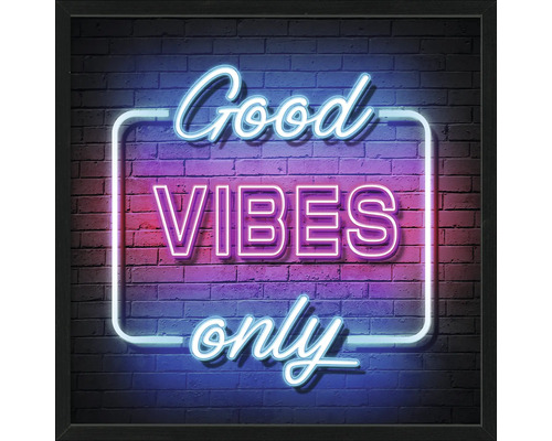 Dekoratívny nástenný obraz s nápisom Good Vibes Only na pozadí tehlovej steny