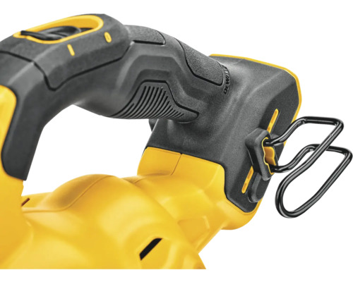 Detail žltej priamočiarej píly s čiernou rukoväťou