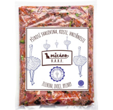 Balenie surového krmiva pre psy s pštrosím mäsom, kosťami, vnútornosťami, zeleninou, ovocím a bylinkami