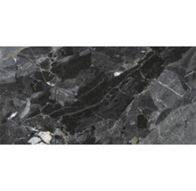 Detail čiernej mramorovej dosky so sivými a bielymi žilami