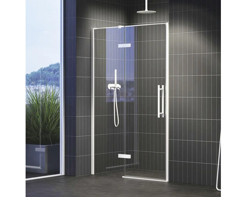 Kúpeľňa so skleneným sprchovacím kútom a armatúrou