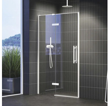 Kúpeľňa so skleneným sprchovacím kútom a armatúrami