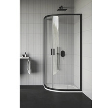 Moderná kúpeľňa so sprchovacím kútom s čiernym rámom a armatúrami, obdĺžnikové biele obklady na stenách, polica s uterákom a kozmetickými produktmi