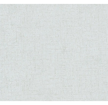 Detail svetlej textilnej tapety s jemnou štruktúrou