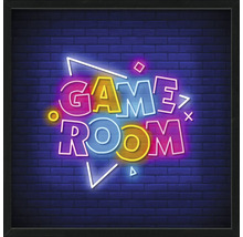 Dekoratívne zarámované nástenné umenie s nápisom „Game Room“ v neónovom štýle na pozadí tehlovej steny