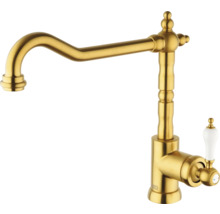 Zlatá kuchynská batéria s klasickým dizajnom a bielou rukoväťou