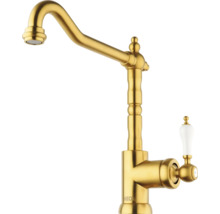 Zlatá kuchynská batéria s porcelánovou rukoväťou