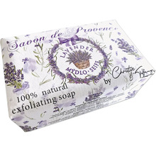 Balené levanduľové peelingové mydlo s nápisom Savon de Provence.