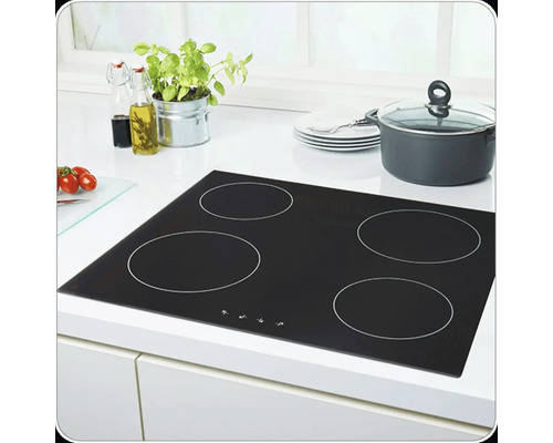 Čierna varná doska so štyrmi varnými zónami v kuchynskom prostredí