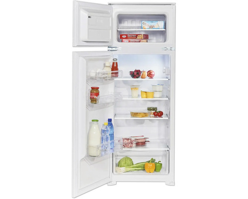 Otvorená chladnička plná rôznych potravín.