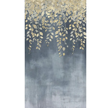 Dekoratívna stena s motívom listov ako pozadie.