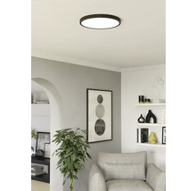 Moderná obývacia izba s okrúhlym stropným svietidlom pre jasnú a štýlovú atmosféru