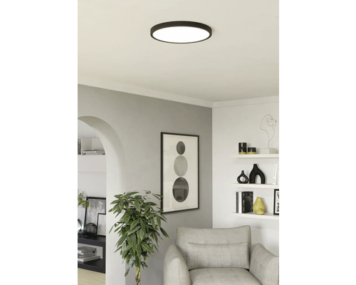 Moderná obývacia izba s okrúhlym stropným svietidlom pre jasnú a štýlovú atmosféru