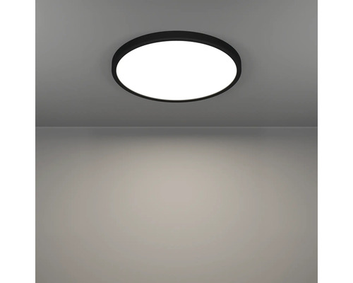 Okrúhle stropné svietidlo v miestnosti