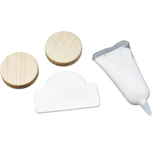 Dva drevené kolíky, biela krytka a tuba lepidla