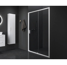 Kúpeľňa so sprchovacím kútom, skrinkou pod umývadlo a vysokou skriňou