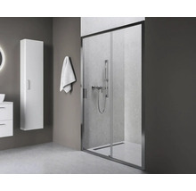 Kúpeľňa so sprchovacím kútom s posuvnými dverami, skrinkou pod umývadlo a vysokou skriňou