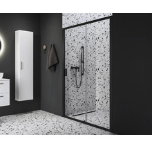 Kúpeľňa so sprchovacím kútom, umývadlom a vysokou skrinkou