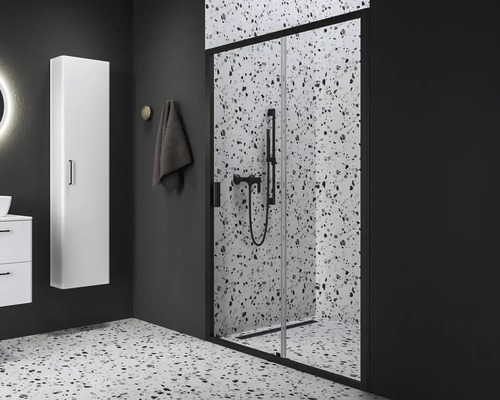 Kúpeľňa so sprchovacím kútom, umývadlom a vysokou skrinkou