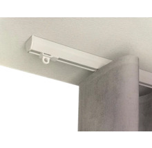 Záclonová koľajnica na strope so závesom