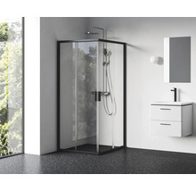 Kúpeľňa so sprchovacím kútom, umývadlom a zrkadlom