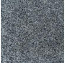 Detail šedého koberca.