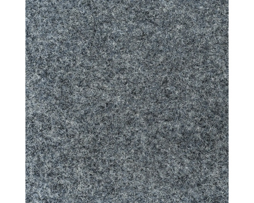 Detail šedého koberca.