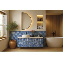 Kúpeľňa s umývadlom, zrkadlom, vaňou a modrými dlaždicami so vzorom