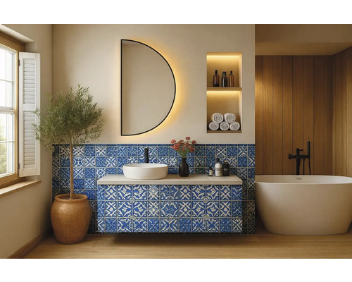 Kúpeľňa s umývadlom, zrkadlom, vaňou a modrými dlaždicami so vzorom
