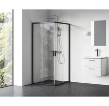 Rohová sprcha s čiernym rámom, umývadlo a zrkadlo v kúpeľni