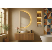 Kúpeľňa s umývadlovou skrinkou, zrkadlom s osvetlením, regálom a vaňou