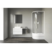 Svetlá kúpeľňa so sprchou, umývadlom a zrkadlom pre modernú atmosféru