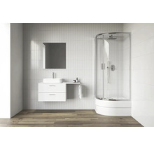 Kúpeľňa so sprchou, umývadlom, zrkadlom a obkladmi