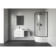 Svetlá kúpeľňa s umývadlom, zrkadlom a sprchovacím kútom