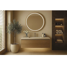 Moderná kúpeľňa s okrúhlym zrkadlom, umývadlovou skrinkou a policou