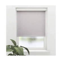 Pohľad na okno so sivou roletou.