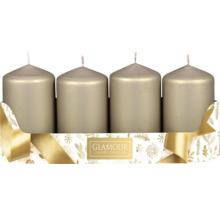 Štyri sviečky v tvare valca v dekoratívnom balení.