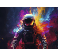 Astronaut s helmou a skafandrom na farebnom pozadí.