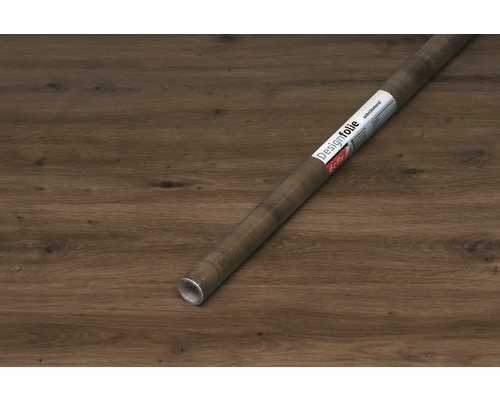 Rolka dekoračnej fólie s dreveným vzhľadom na drevenom pozadí