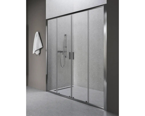 Sprchová zástena s posuvnými sklenenými dverami a kovovým rámom v kúpeľni.