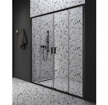 Sprchovací kút s čiernym rámom v kúpeľni s terazzovou dlažbou